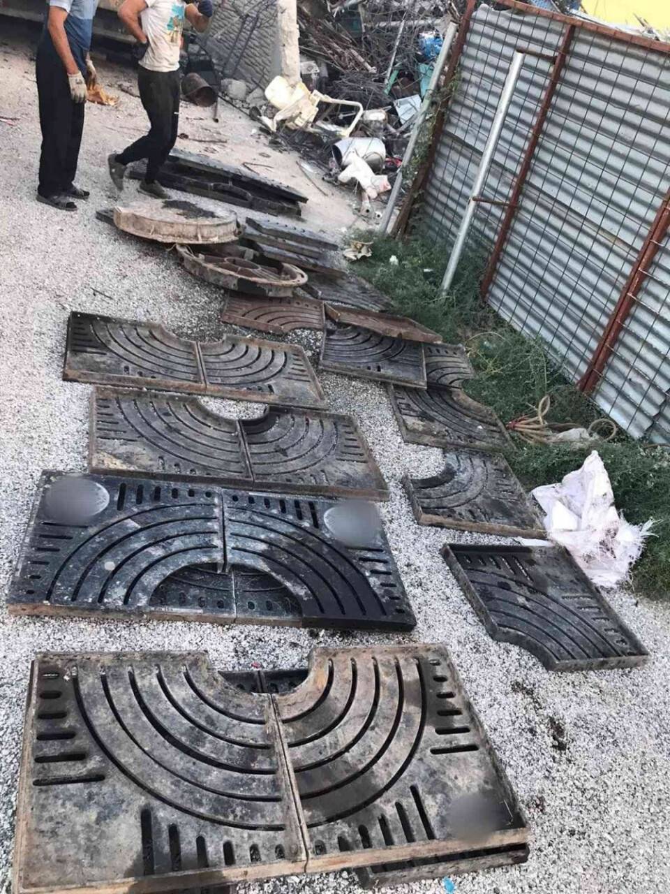 Polis ekiplerinin yaptığı denetimlerde çalıntı rögar kapağı satan şahıslar yakalandı