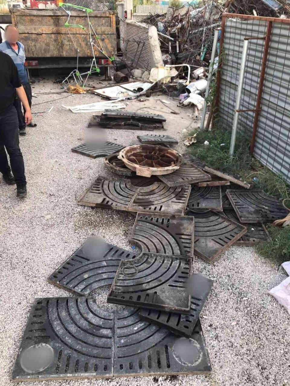 Polis ekiplerinin yaptığı denetimlerde çalıntı rögar kapağı satan şahıslar yakalandı