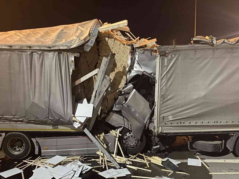 TEM’de 3 tır birbirine girdi: 1 ağır yaralı