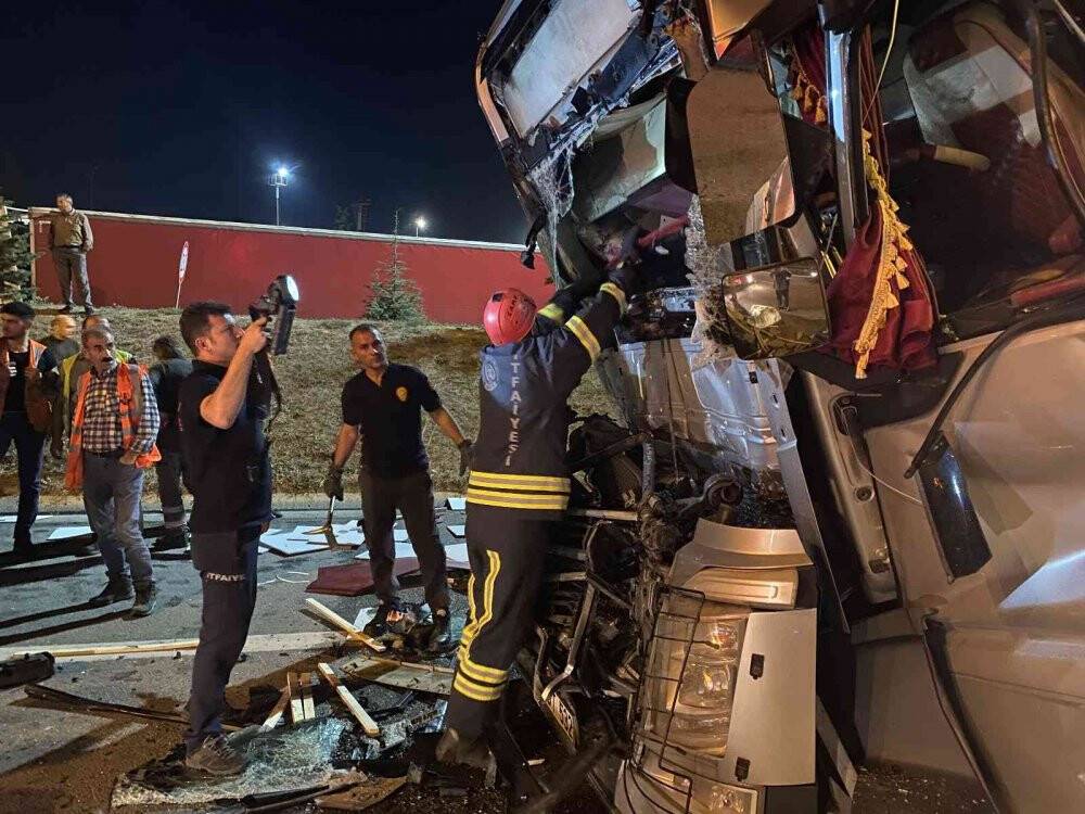 TEM’de 3 tır birbirine girdi: 1 ağır yaralı