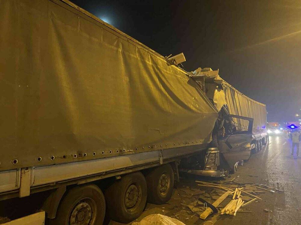 TEM’de 3 tır birbirine girdi: 1 ağır yaralı