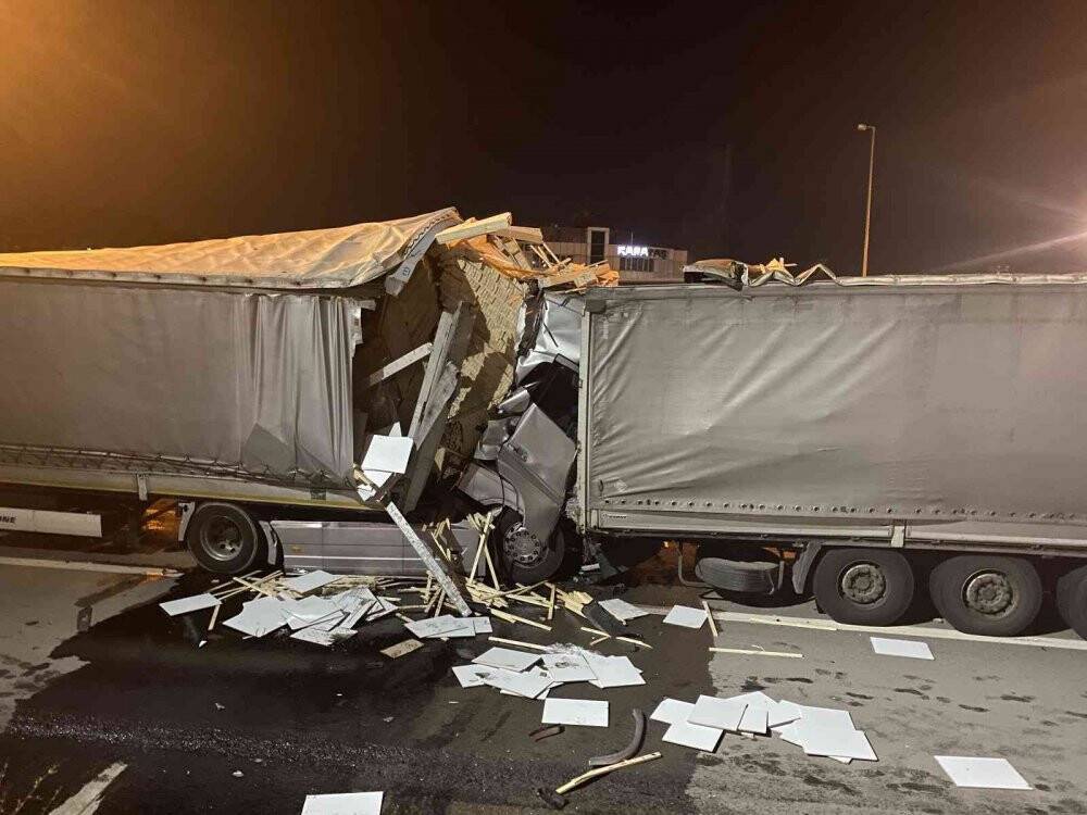 TEM’de 3 tır birbirine girdi: 1 ağır yaralı