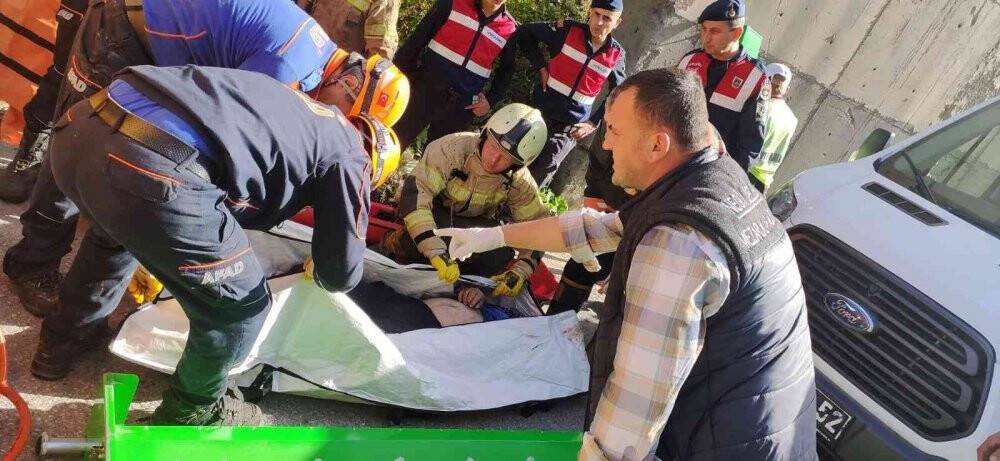 Tır viyadükten dereye uçtu: 1 ölü 1 ağır yaralı