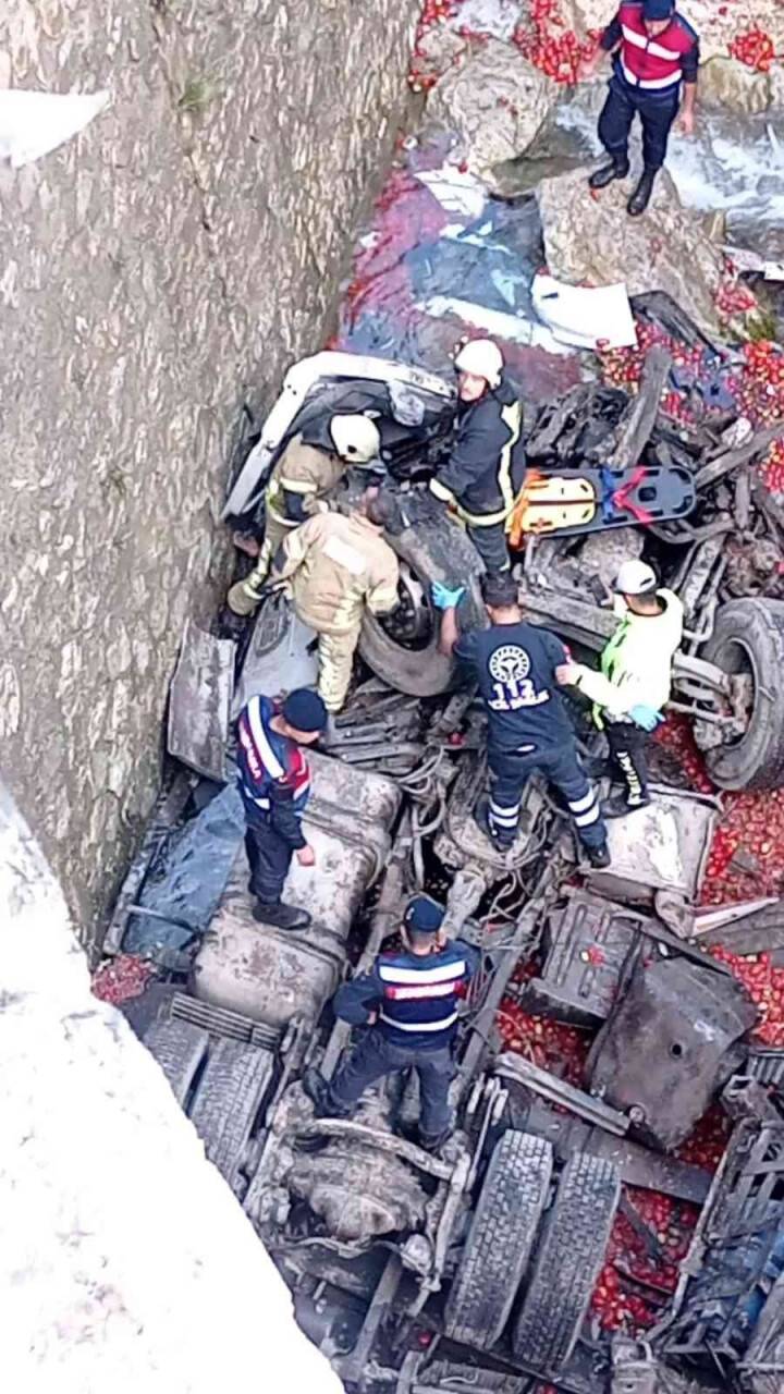 Tır viyadükten dereye uçtu: 1 ölü 1 ağır yaralı