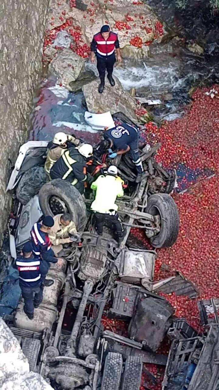 Tır viyadükten dereye uçtu: 1 ölü 1 ağır yaralı