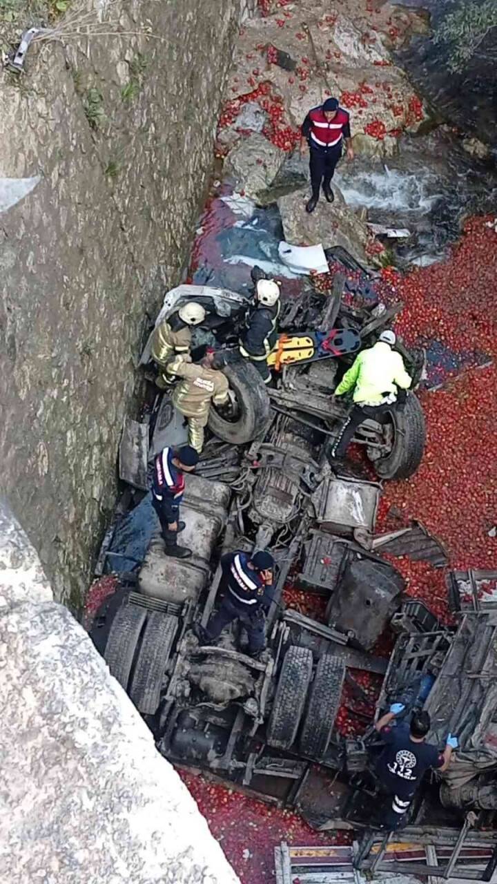 Tır viyadükten dereye uçtu: 1 ölü 1 ağır yaralı