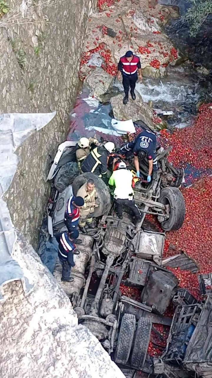 Tır viyadükten dereye uçtu: 1 ölü 1 ağır yaralı