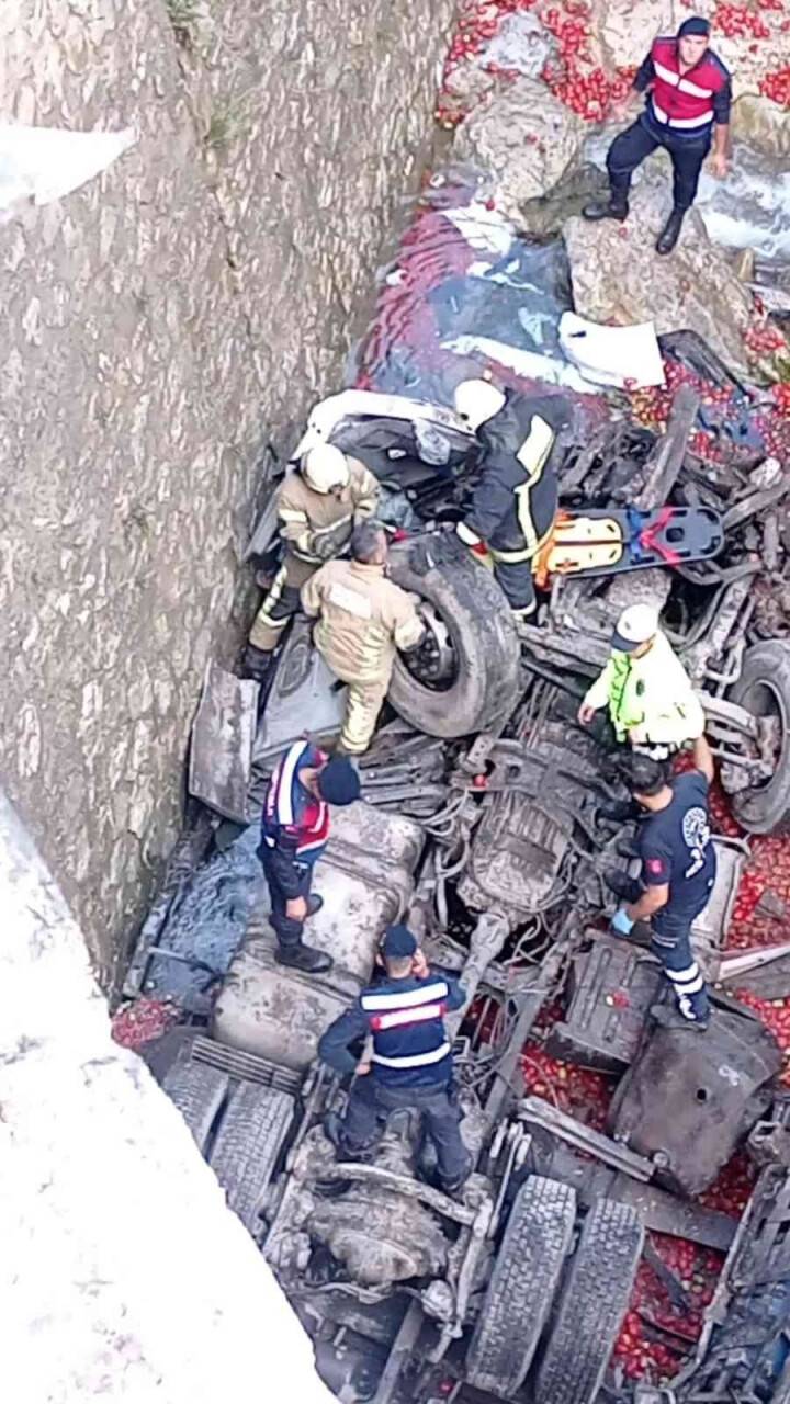 Tır viyadükten dereye uçtu: 1 ölü 1 ağır yaralı