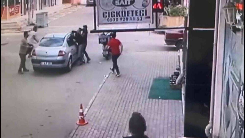 Sinyal verme kavgasında onlarca kişi birbirine girdi: O anlar kamerada