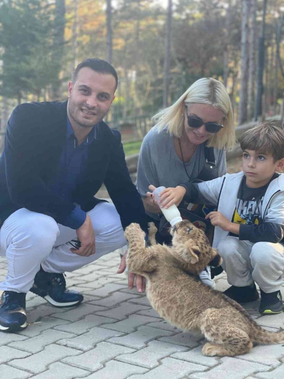 Ünlü oyuncu Ece Erken 3 aylık yavru aslanı elleriyle besledi