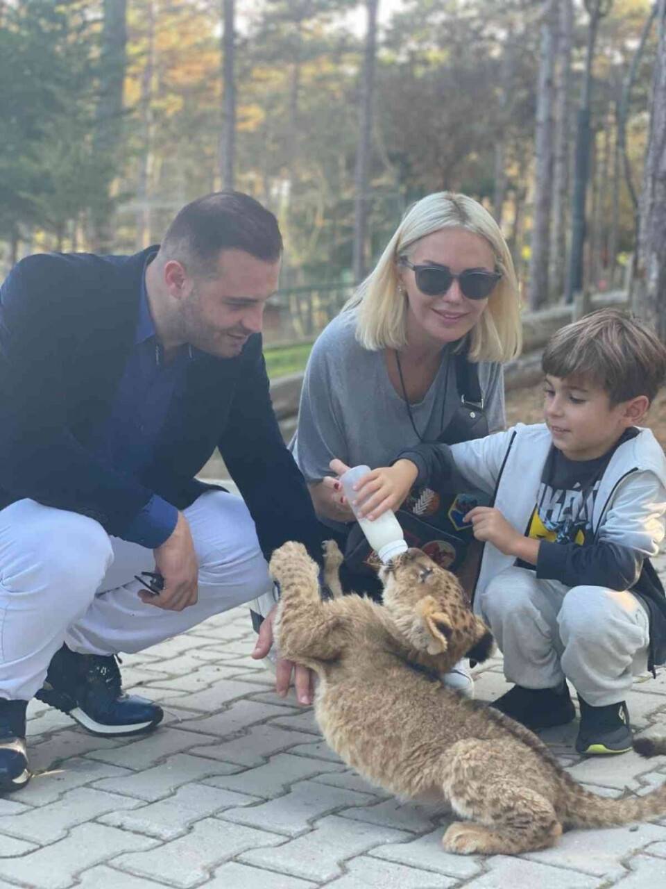 Ünlü oyuncu Ece Erken 3 aylık yavru aslanı elleriyle besledi