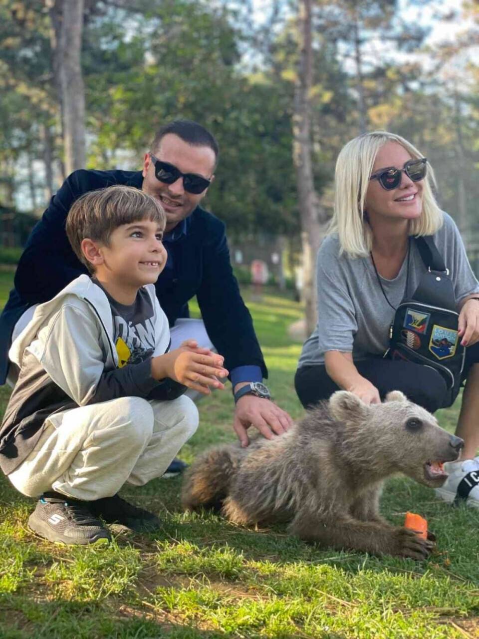 Ünlü oyuncu Ece Erken 3 aylık yavru aslanı elleriyle besledi