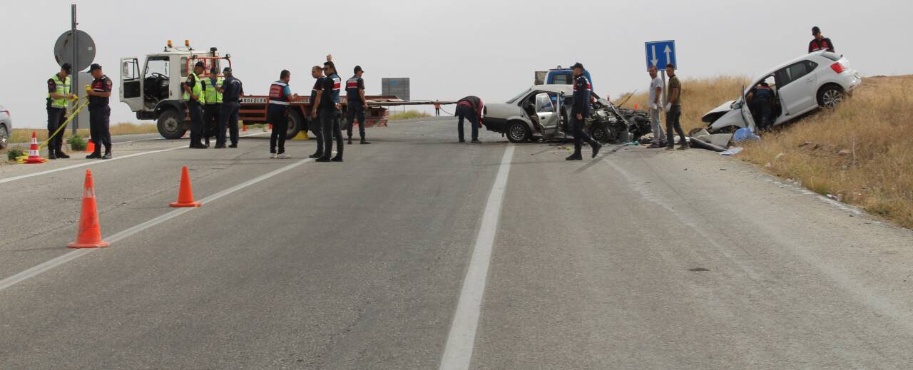 aa-20221002-29046701-29046696-konyada-iki-otomobilin-carpistigi-kazada-4-kisi-oldu-3-kisi-yaralandi.jpg