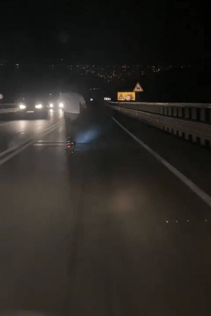 Elektrikli scooter ile karayolunda canını tehlikeye atarak giden genç kameralarda