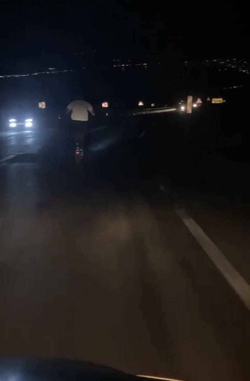 Elektrikli scooter ile karayolunda canını tehlikeye atarak giden genç kameralarda