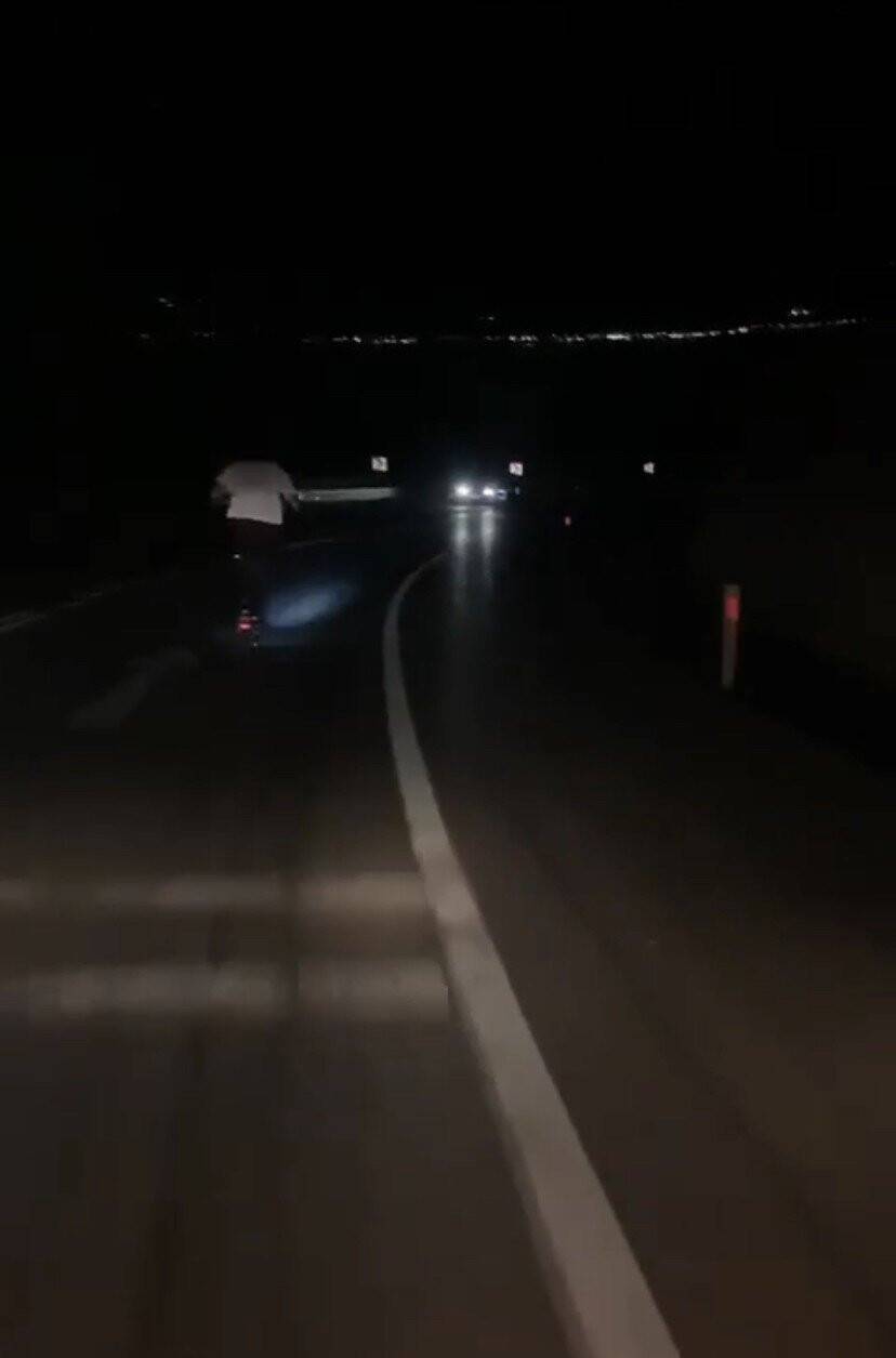 Elektrikli scooter ile karayolunda canını tehlikeye atarak giden genç kameralarda