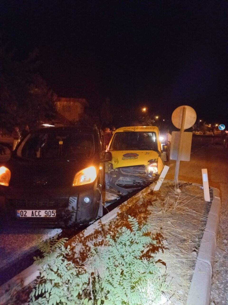 Hafif ticari araçlar çarpıştı: 2 yaralı