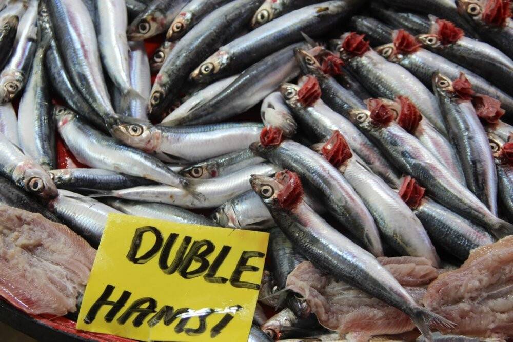 Hamsi, balık tezgahlarını süsledi