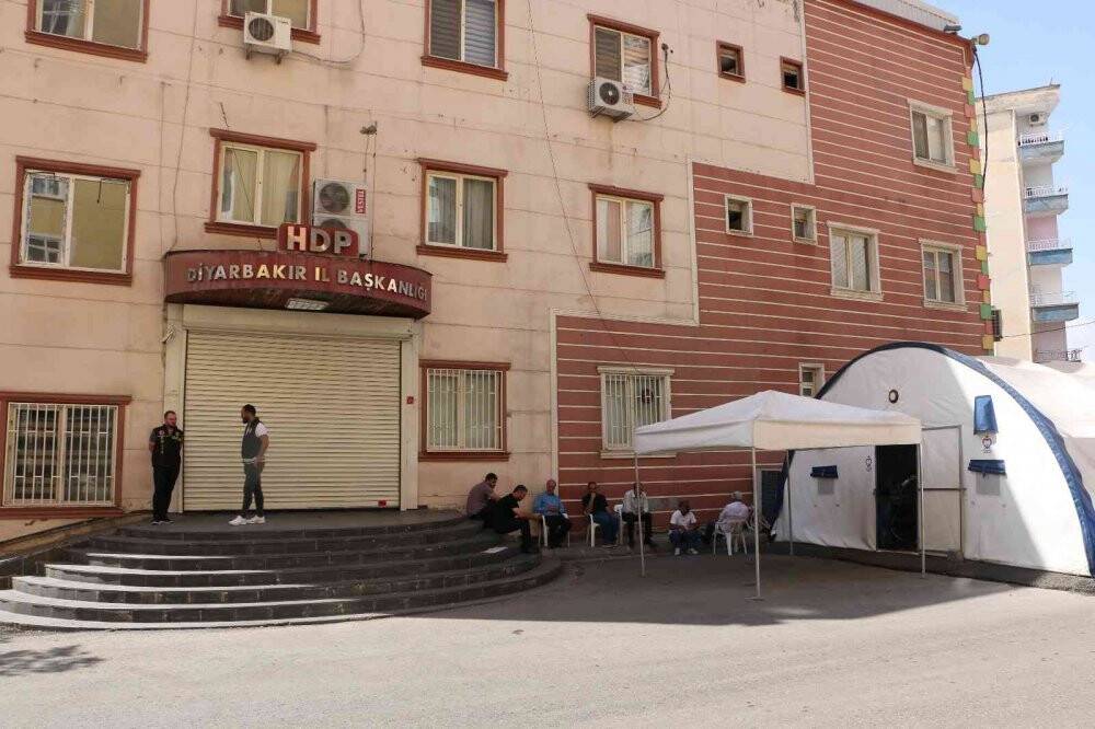 Kemoterapi tedavisini bırakan anne 4 yıldır oğlu için evlat nöbetinde