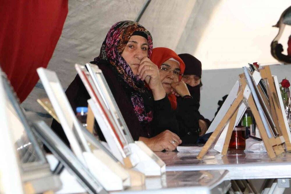 Kemoterapi tedavisini bırakan anne 4 yıldır oğlu için evlat nöbetinde