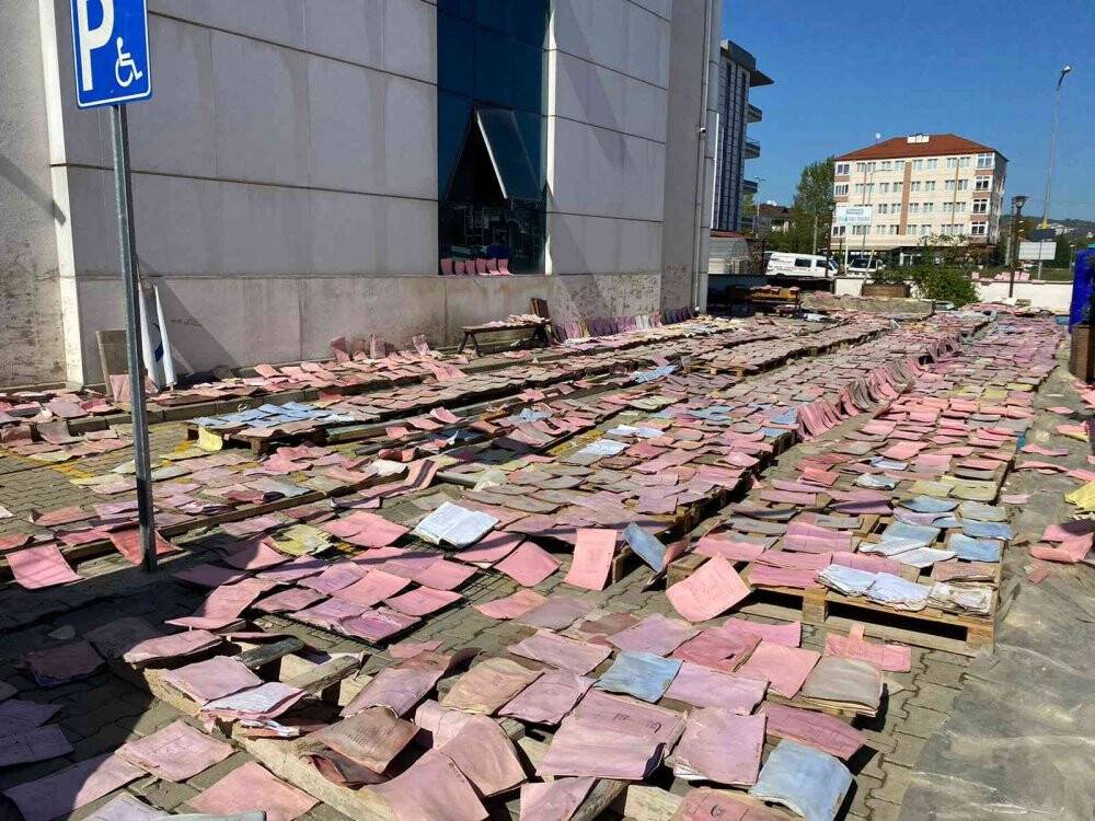 Selde ıslanan resmi evraklar tek tek kurutuluyor