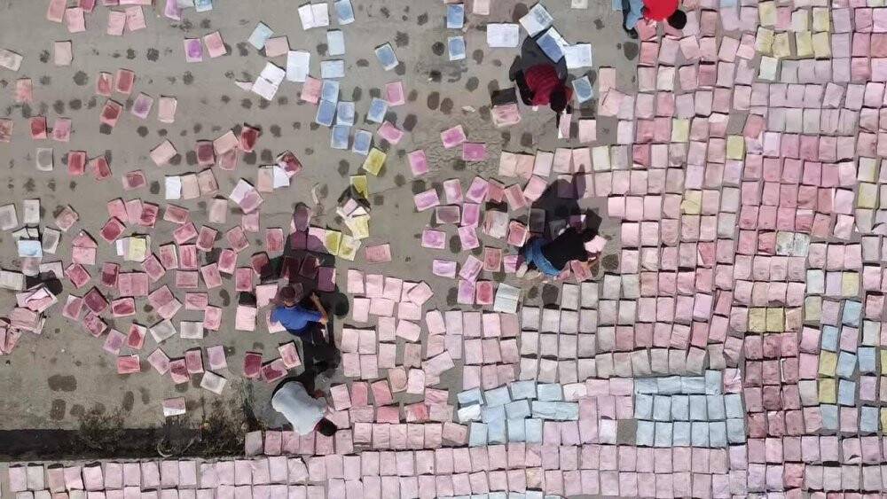 Selde ıslanan resmi evraklar tek tek kurutuluyor