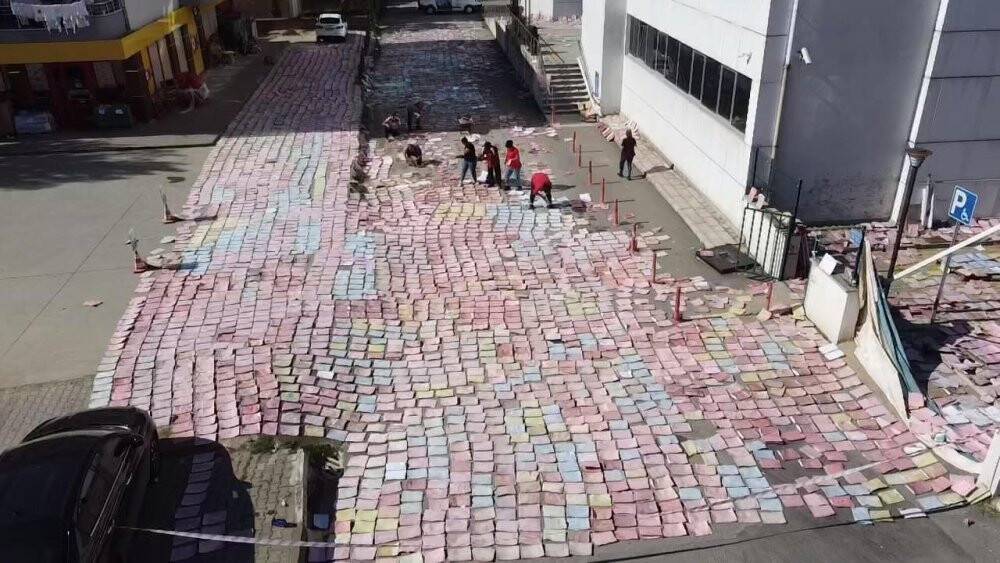 Selde ıslanan resmi evraklar tek tek kurutuluyor