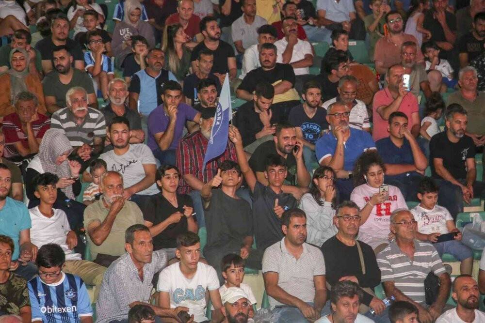 Stat değil amfi tiyatro... Binlerce taraftar dev ekranda maç heyecanı yaşadı