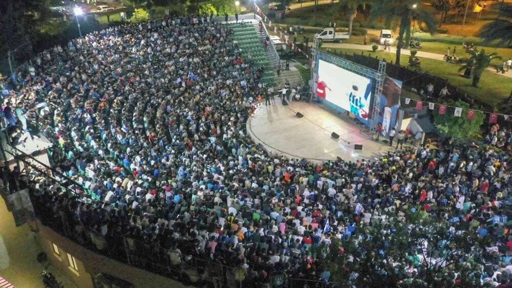 Stat değil amfi tiyatro... Binlerce taraftar dev ekranda maç heyecanı yaşadı