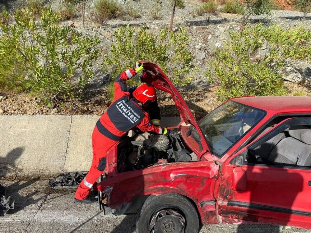 Tur otobüsü kaza yaptı: 1’i ağır 10 yaralı