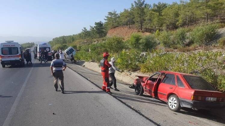 Tur otobüsü kaza yaptı: 1’i ağır 10 yaralı