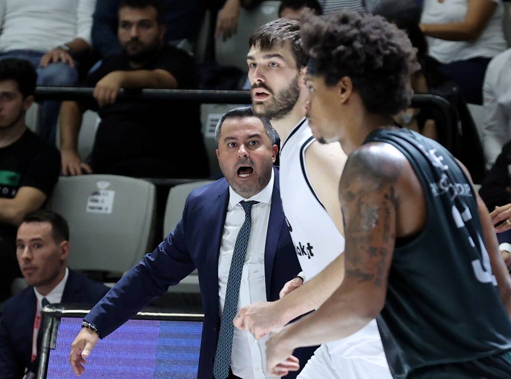aa-20221003-29060914-29060910-besiktas-emlakjet-ayos-konyaspor-basketbol.jpg
