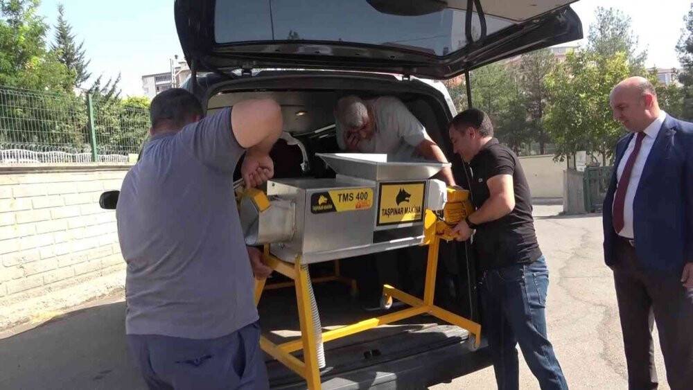 Batman’da üzüm üreticileri için 4 adet üzüm sıkma makinası hibe edildi