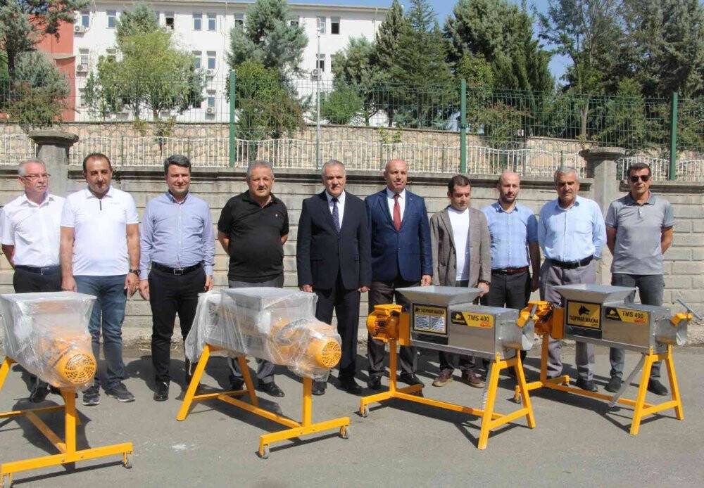 Batman’da üzüm üreticileri için 4 adet üzüm sıkma makinası hibe edildi