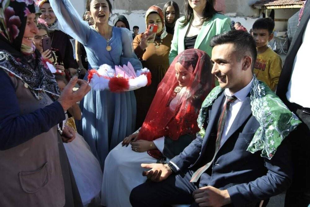 Dedesinin vasiyetini yerine getiren damat 5 gün düğün yaptı