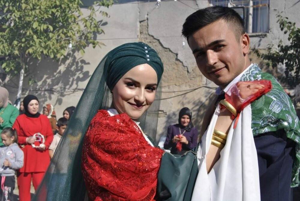 Dedesinin vasiyetini yerine getiren damat 5 gün düğün yaptı