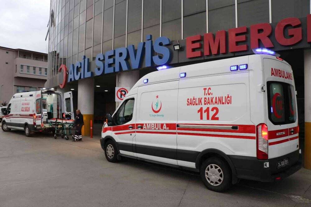 Erzincan’da midibüs devrildi: 21 yaralı