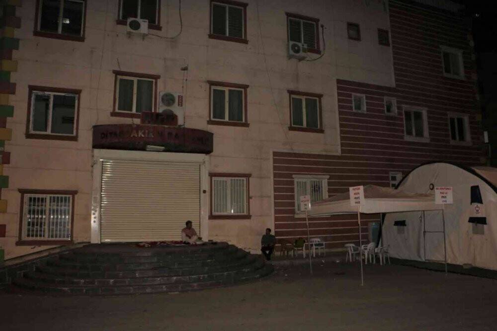 HDP binasının önüne yatak serip evladı için gece nöbet tutan baba oğluna çağrıda bulundu