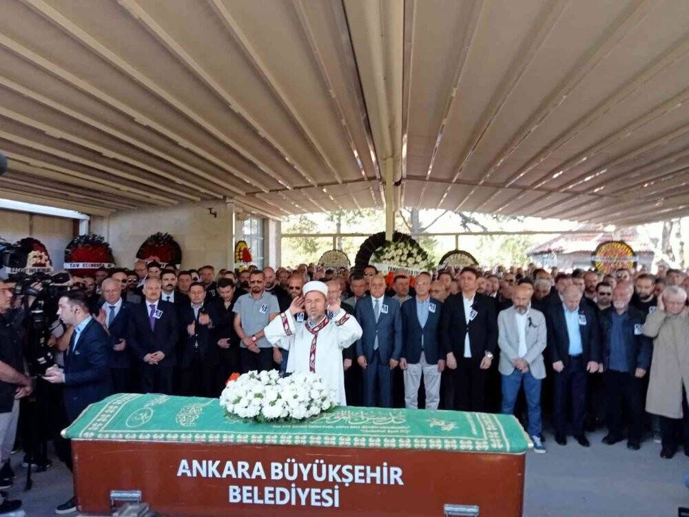 "İstek Şarkı" cinayetine kurban giden müzisyen Onur Şener son yolculuğuna uğurlandı