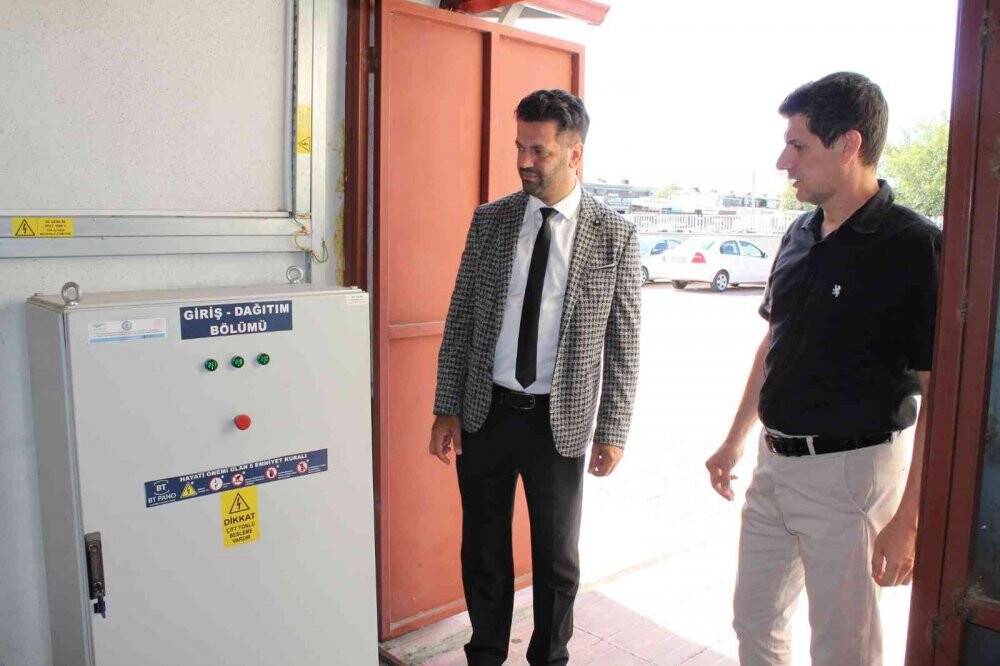 Okulun çatısına GES kurdular, elektrik satarak laboratuvar yaptılar