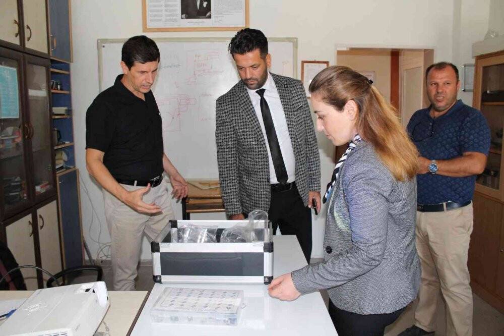 Okulun çatısına GES kurdular, elektrik satarak laboratuvar yaptılar