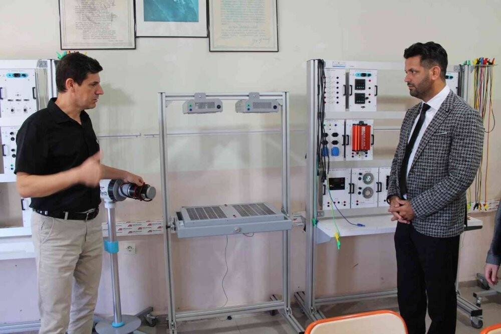 Okulun çatısına GES kurdular, elektrik satarak laboratuvar yaptılar