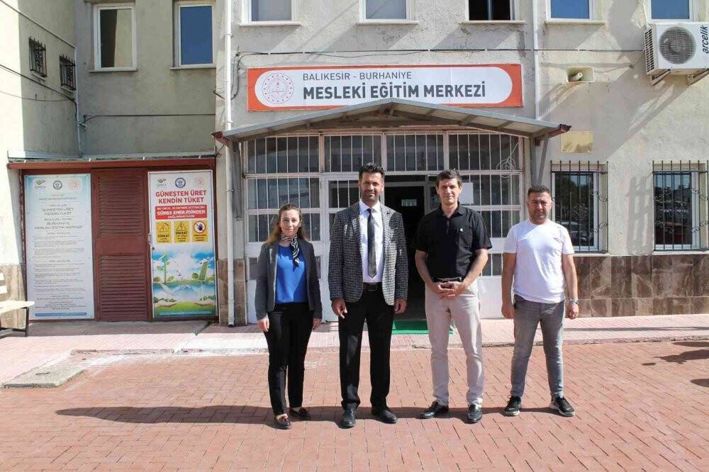 Okulun çatısına GES kurdular, elektrik satarak laboratuvar yaptılar