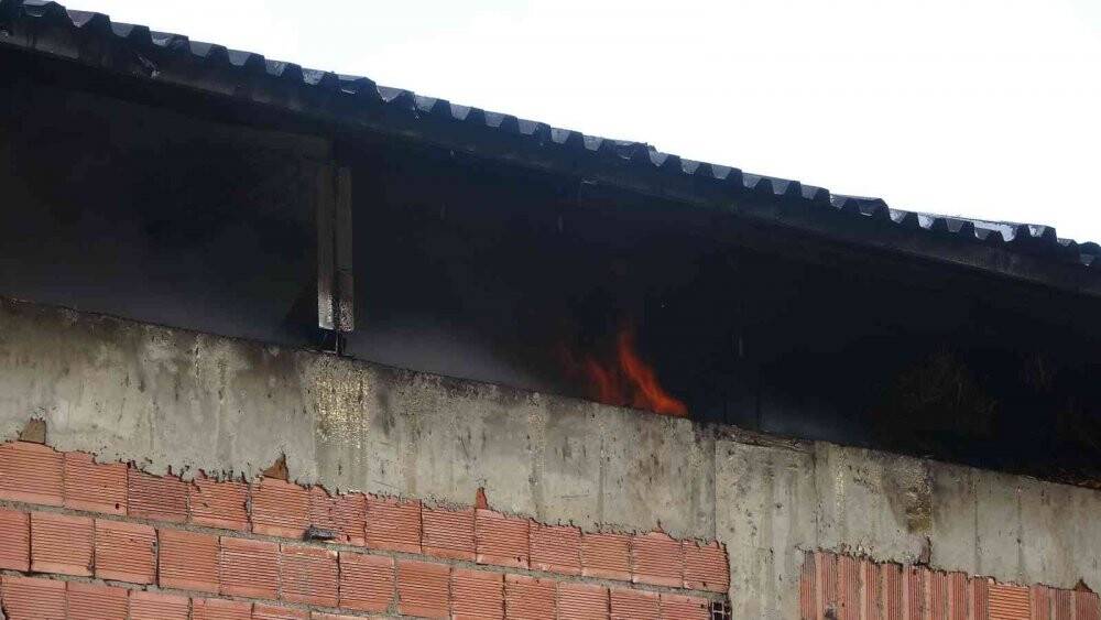 Samanlıkta çıkan yangında 2 kişi hastanelik oldu