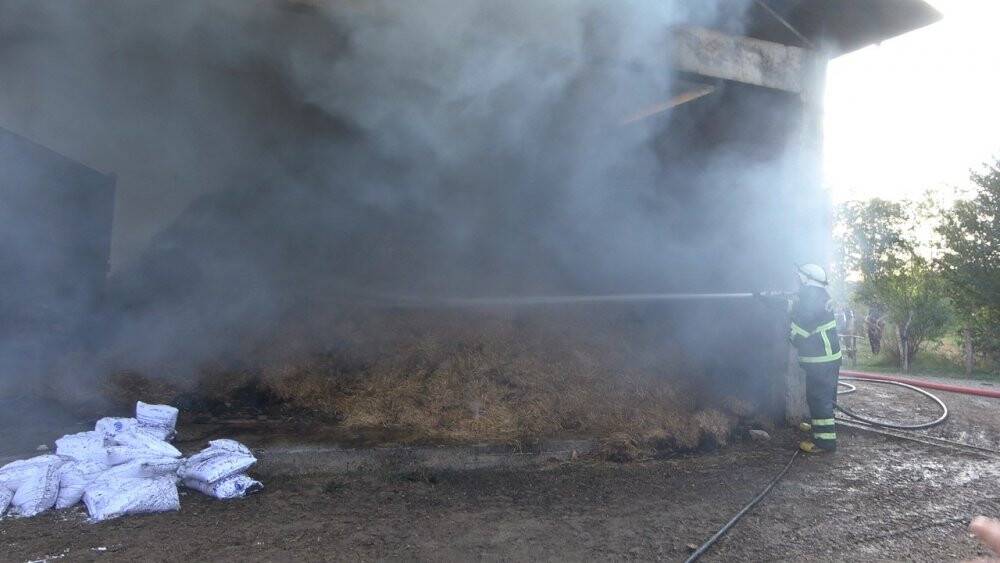 Samanlıkta çıkan yangında 2 kişi hastanelik oldu