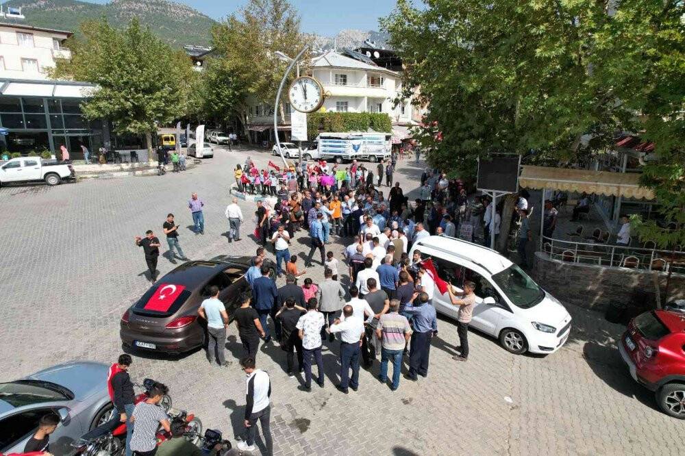 Şampiyon pehlivanlar omuzlarla taşındı, koçlar kesildi