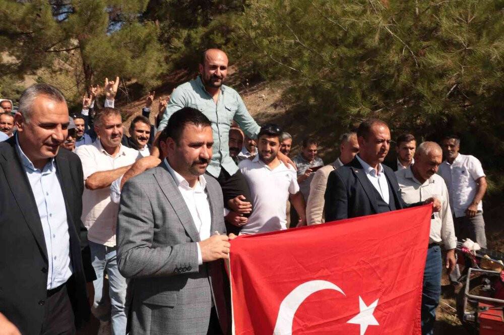 Şampiyon pehlivanlar omuzlarla taşındı, koçlar kesildi