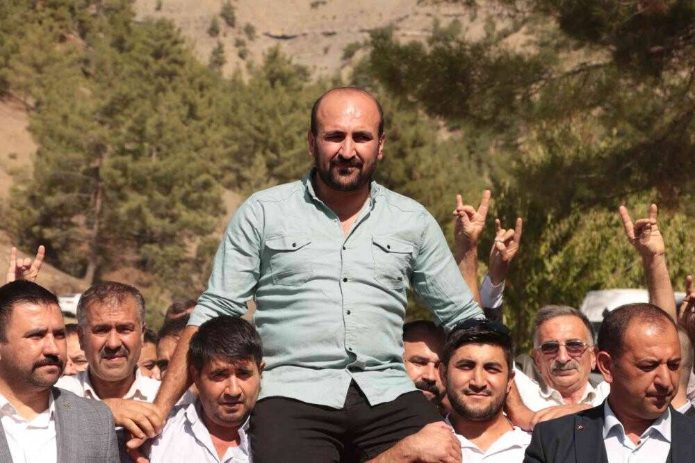 Şampiyon pehlivanlar omuzlarla taşındı, koçlar kesildi