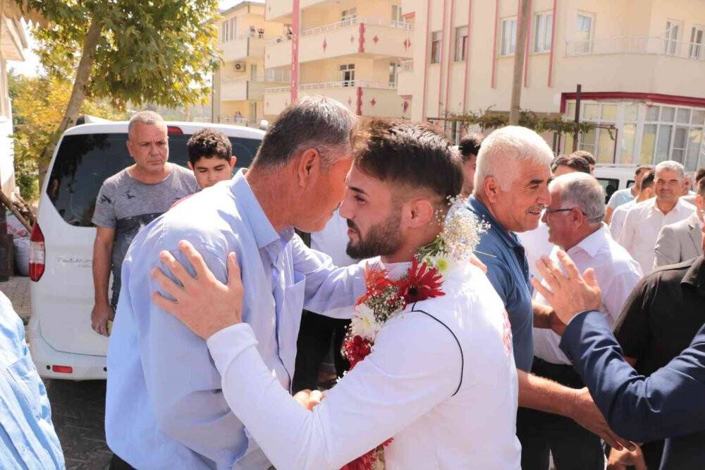 Şampiyon pehlivanlar omuzlarla taşındı, koçlar kesildi