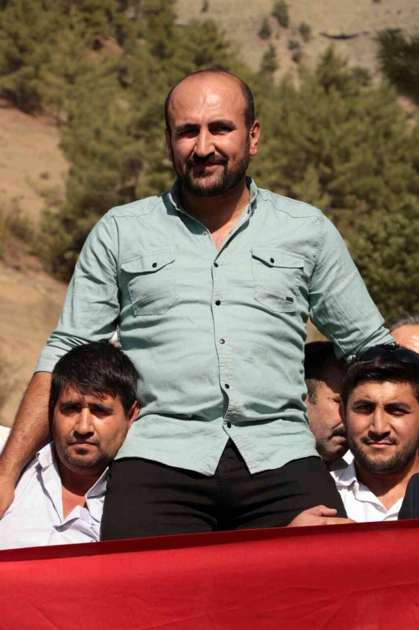Şampiyon pehlivanlar omuzlarla taşındı, koçlar kesildi